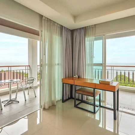 Welcome World Beachfront Resort Pattaya Exterior photo